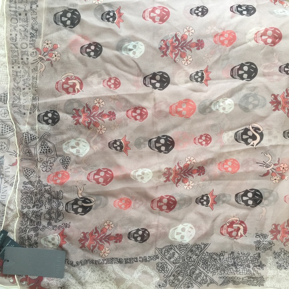 Stunning Alexander McQueen Skull Scarf - Picture 3 of 8